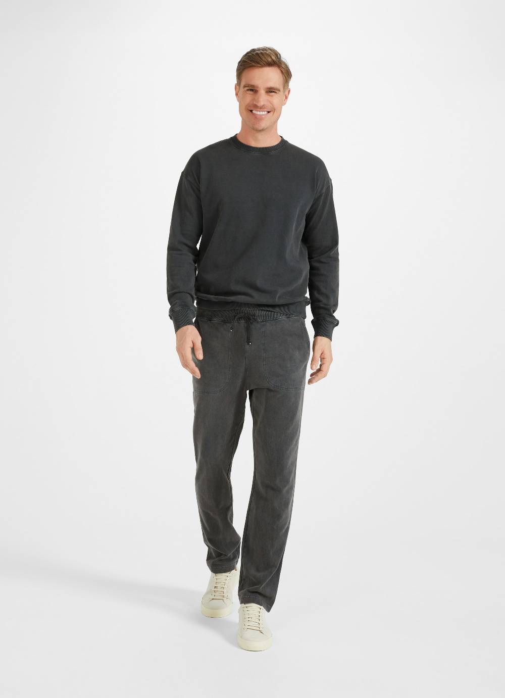Juvia Regular Fit - Sweatpants Begrenzt auf 3 Tage