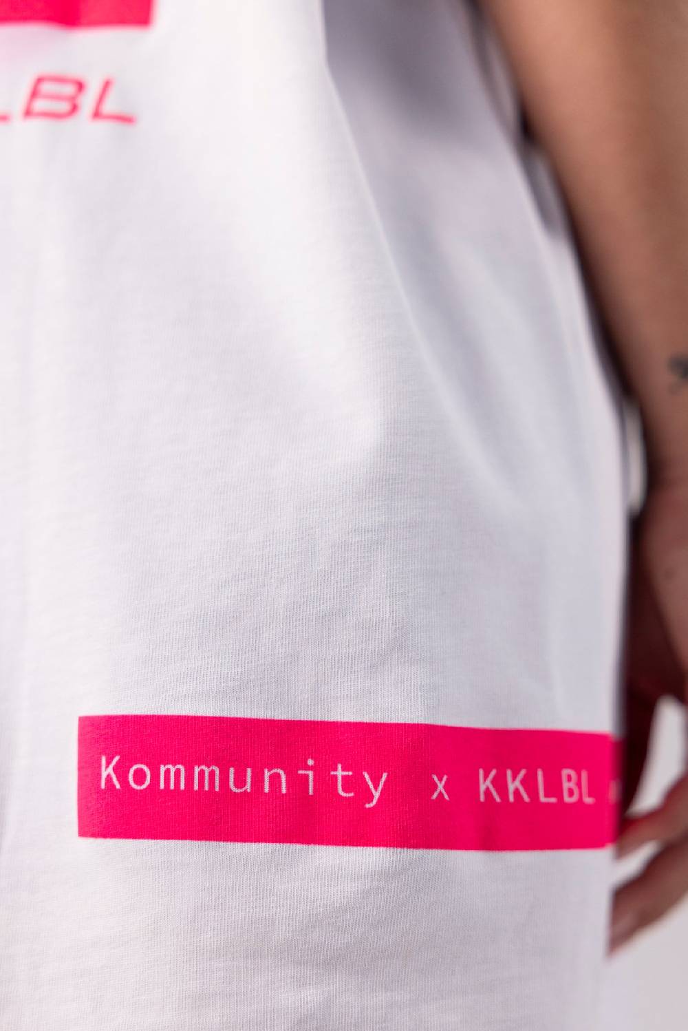 Karo Kauer PRE ORDER Kommunity T-Shirt Pink im Angebot
