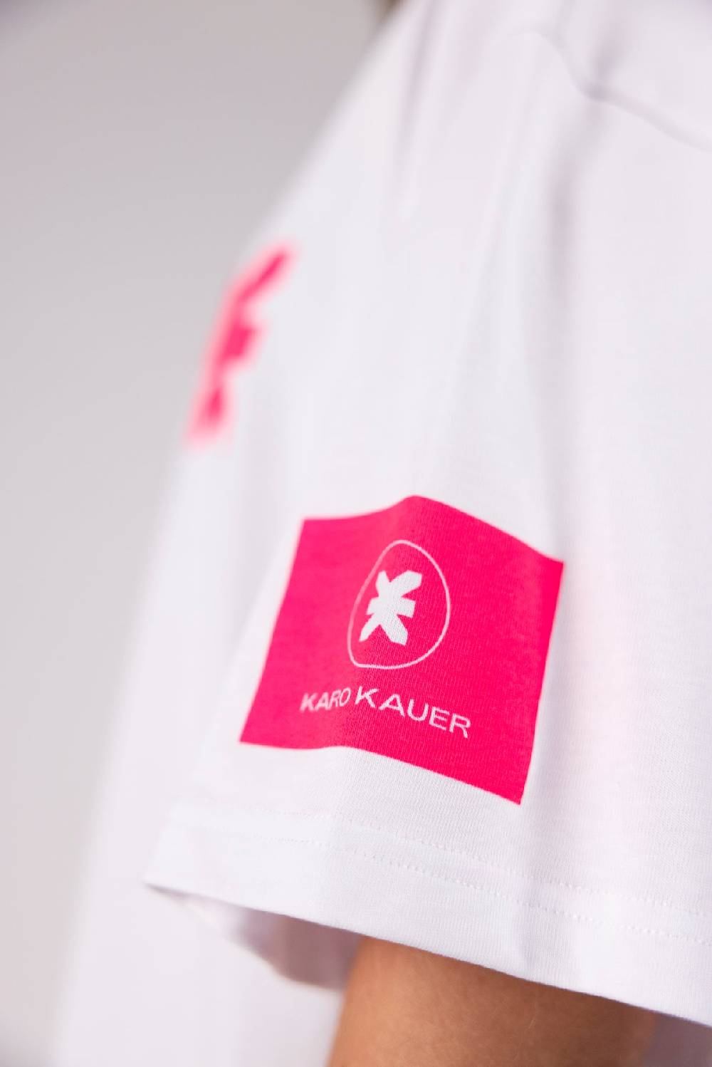Karo Kauer PRE ORDER Kommunity T-Shirt Pink im Angebot