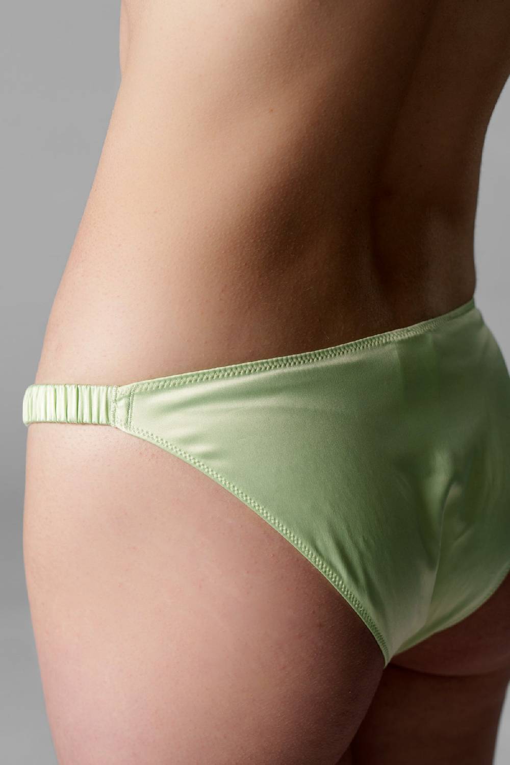 Karo Kauer Satin Slip Matcha im Angebot