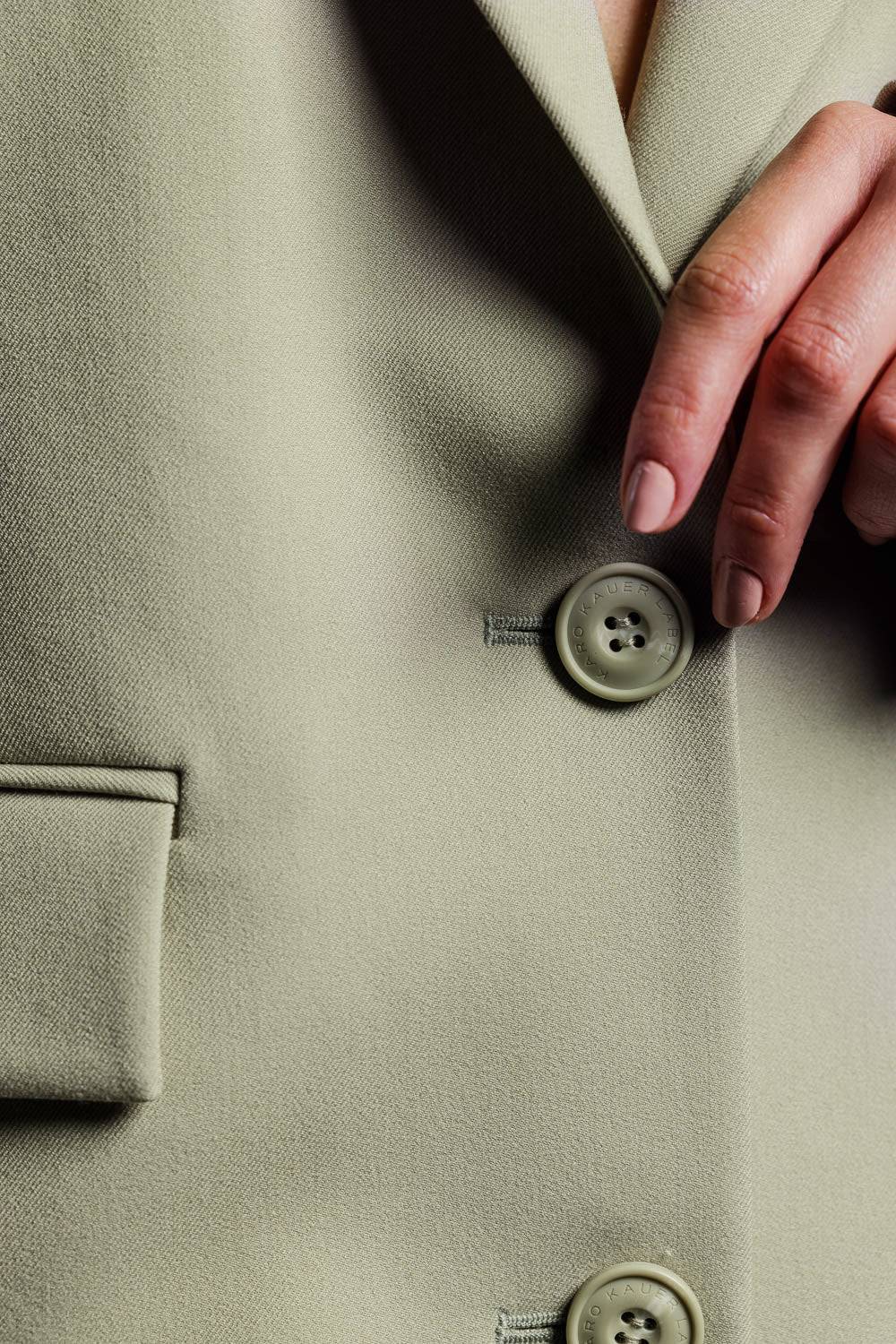 Karo Kauer Blazer Faded Green im Angebot