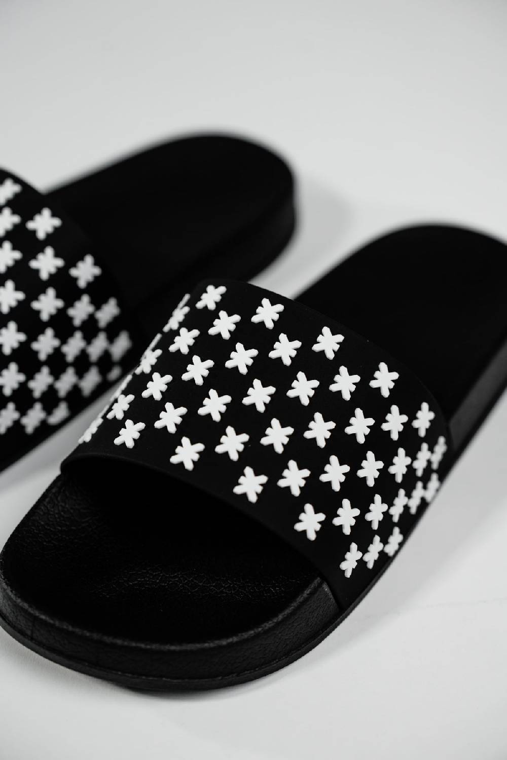 Karo Kauer Slipper Logo Auslauf
