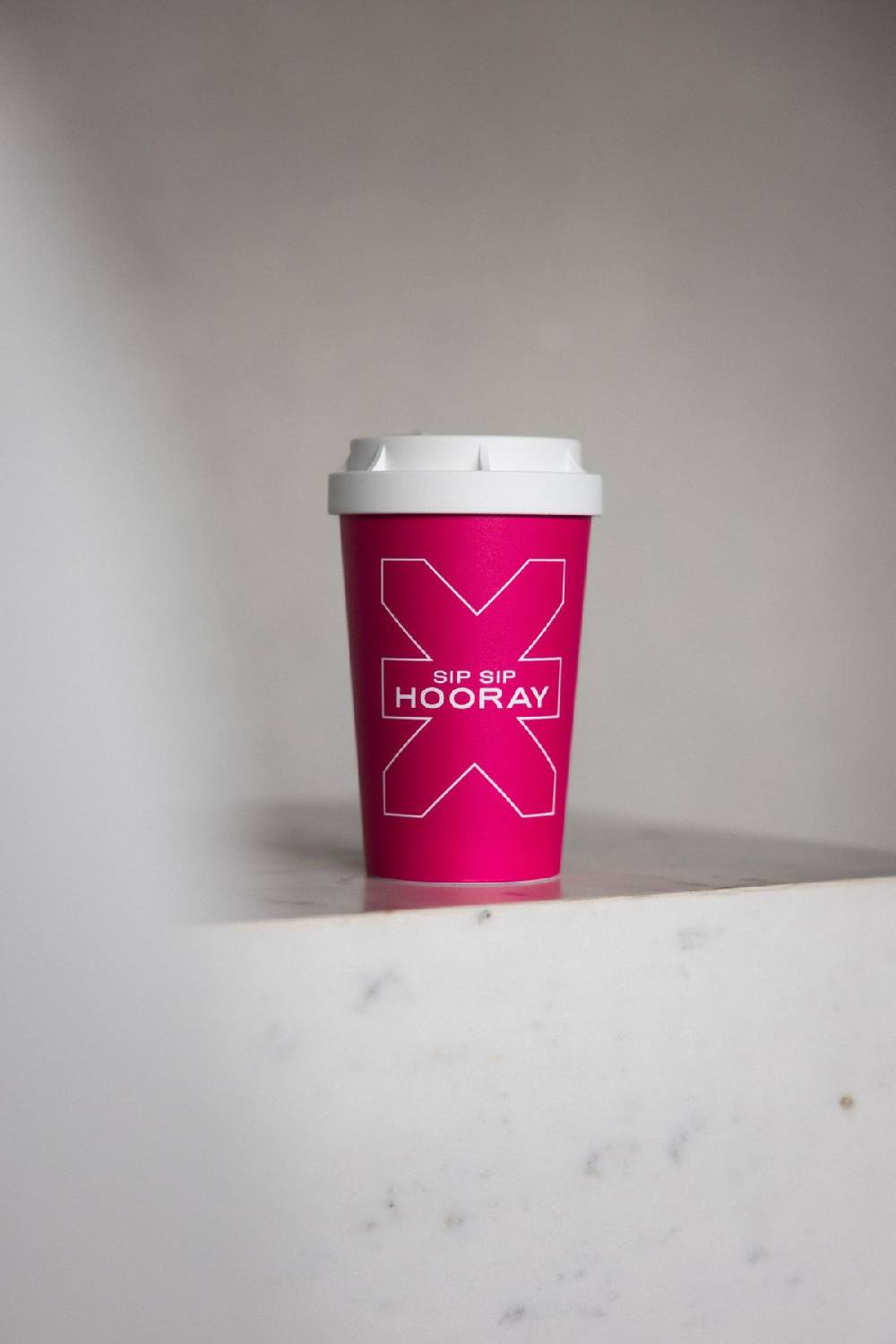 Karo Kauer Coffee Cup Pink – Café Edition Exklusivangebot