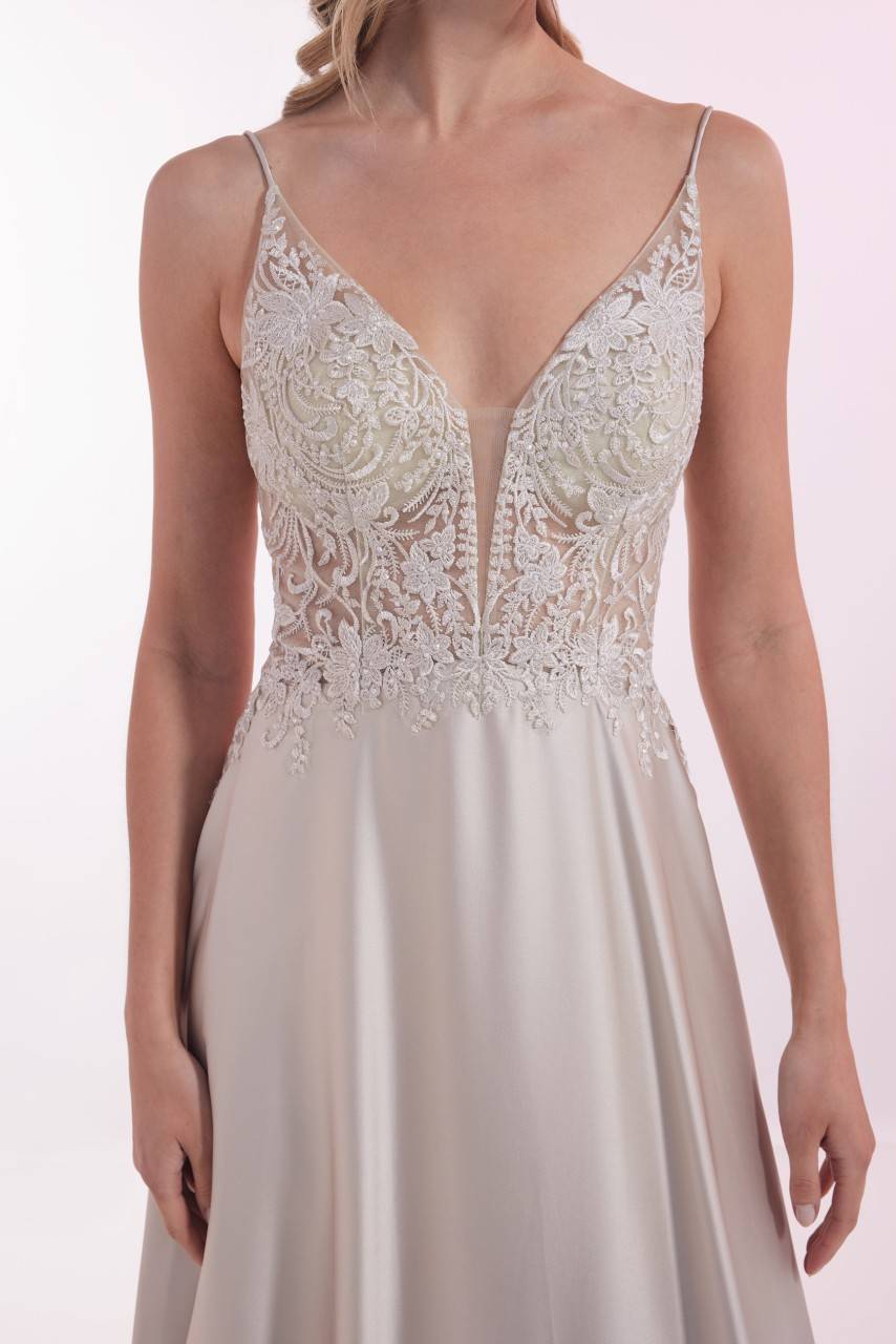 Laona CHARMING BEAUTY DRESS Besticktes Maxikleid mit V-Ausschnitt und Tüll-Einsatz Blitzverkäufe