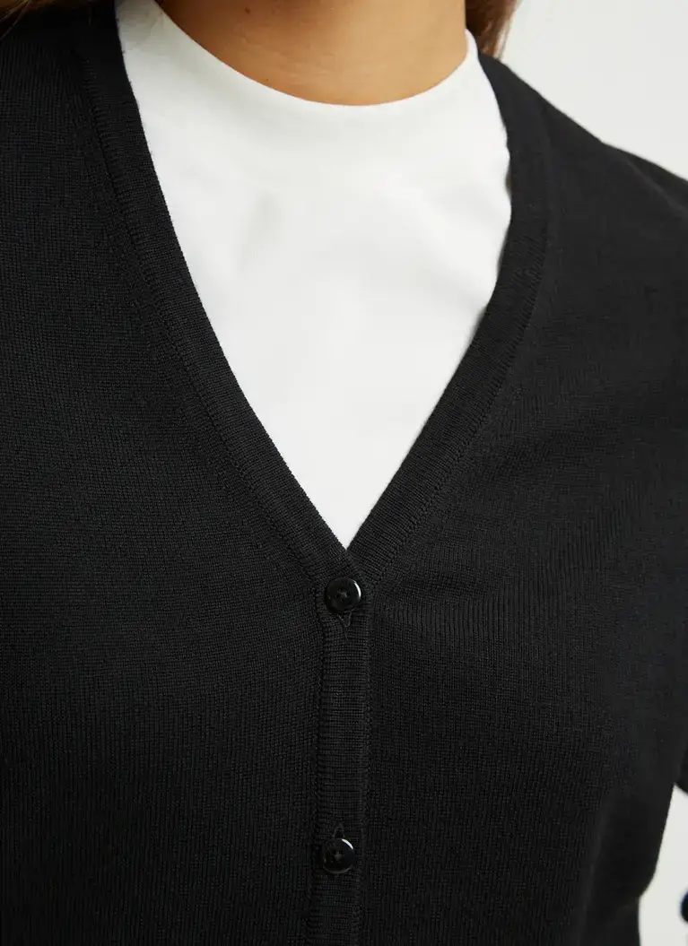 Maerz Muenchen Strickjacke100% MerinowolleArt. Nr. 200900-595 Schlussverkauf
