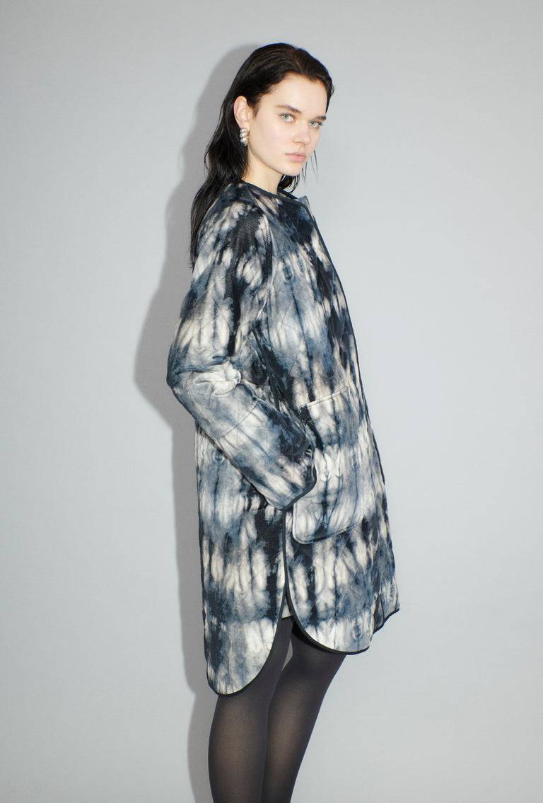 Odeeh Quilted Tie-Dye Mantel, Ink im Angebot