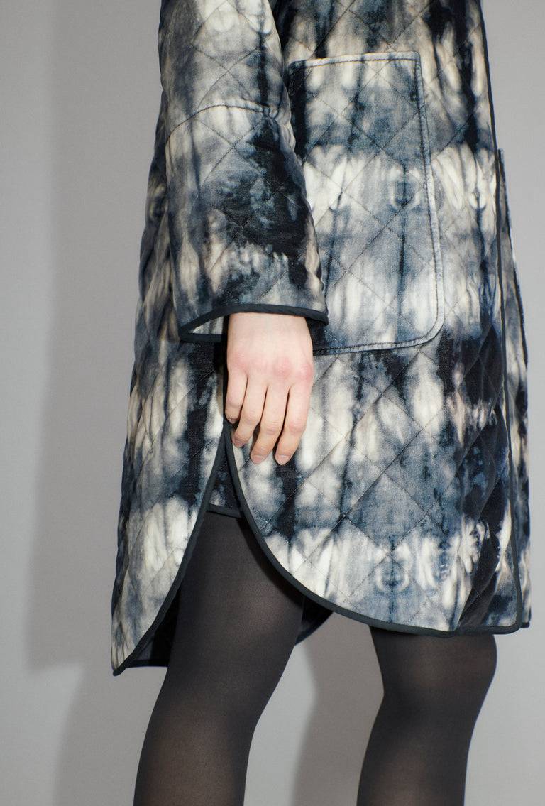 Odeeh Quilted Tie-Dye Mantel, Ink im Angebot