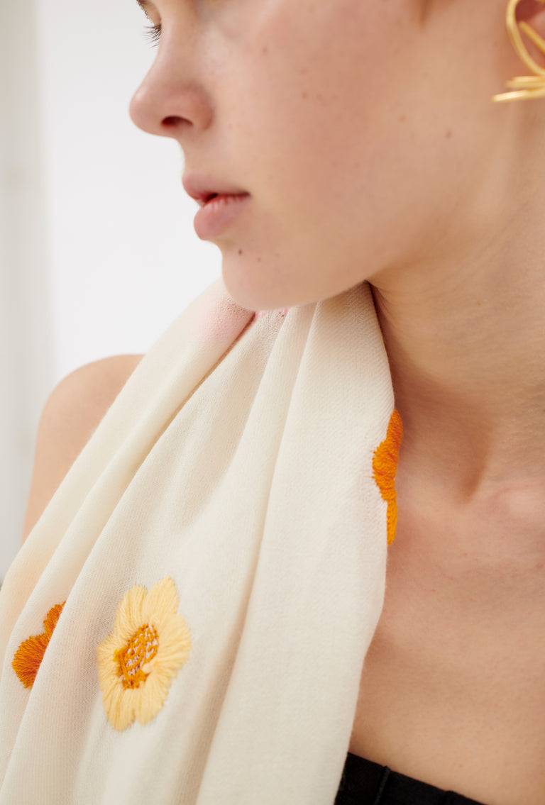 Odeeh Hand Embroidered Daisies Schal, Candy Auslauf