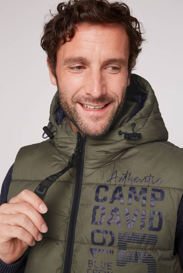 Soccx Steppweste mit Kapuze und Rücken-Print medium khaki im Angebot