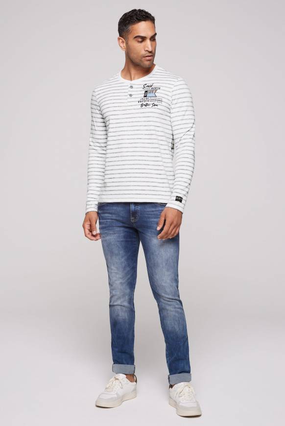 Soccx Gestreiftes Henley-Shirt mit Artwork opticwhite im Angebot