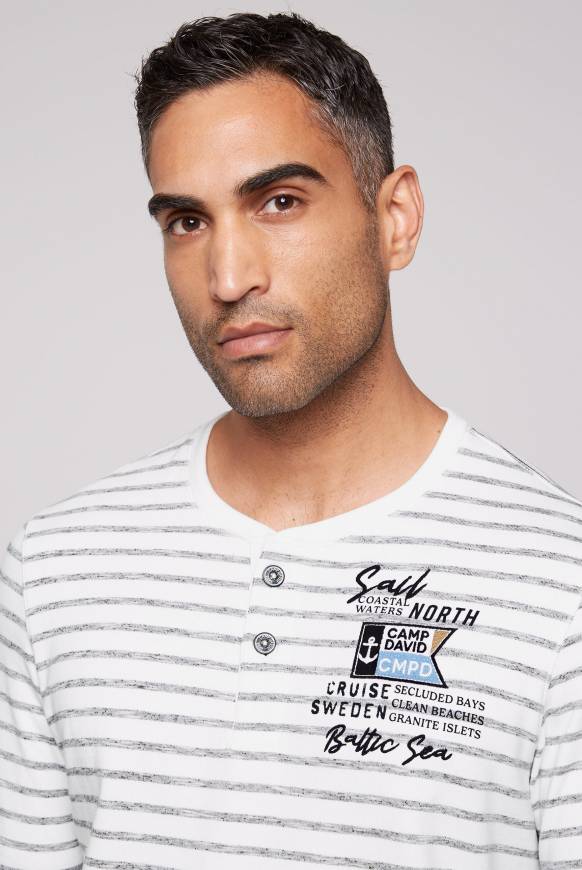 Soccx Gestreiftes Henley-Shirt mit Artwork opticwhite im Angebot