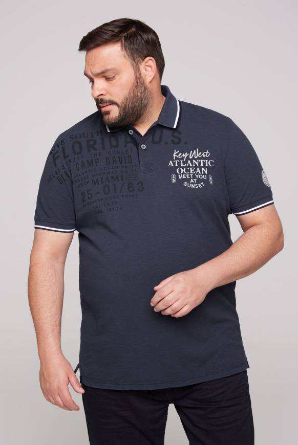 Soccx Kurzarmpolo aus Pikee mit Artwork concrete blue S
