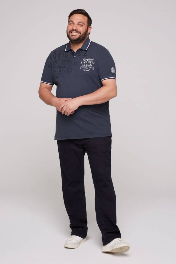Soccx Kurzarmpolo aus Pikee mit Artwork concrete blue S im Angebot
